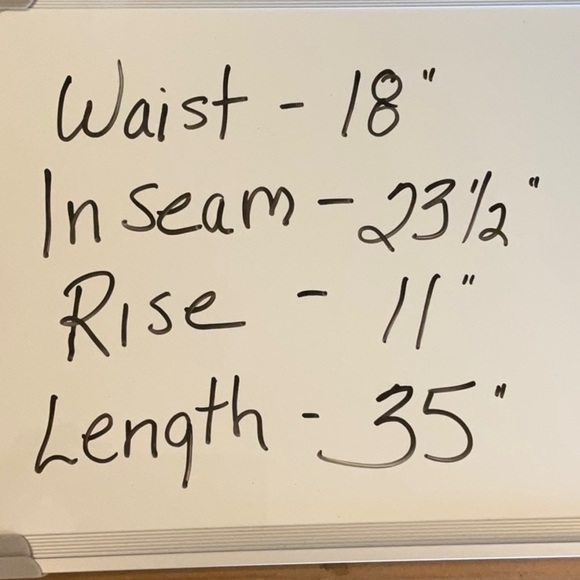 NWOT Light Gray Chicos So Sliming Crops size 2.5 - Picture 8 of 9